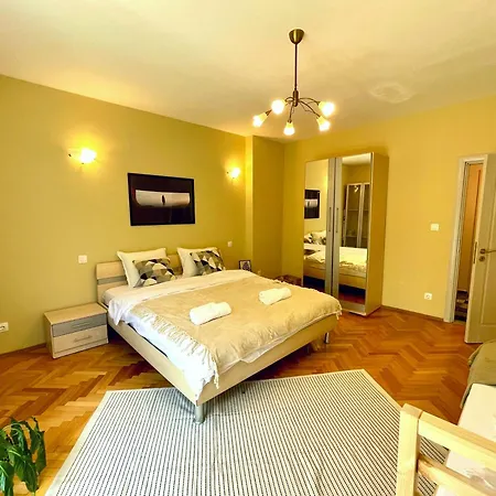 Bohemian Bright & Calm 2br - Center - Private Balcony *