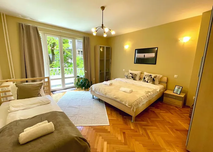 Bohemian Bright & Calm 2br - Center - Private Balcony Apartment *