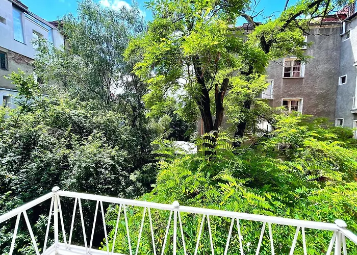 Bohemian Bright & Calm 2br - Center - Private Balcony *