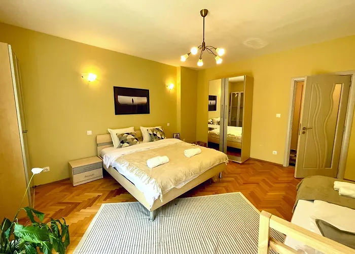 Bohemian Bright & Calm 2br - Center - Private Balcony *